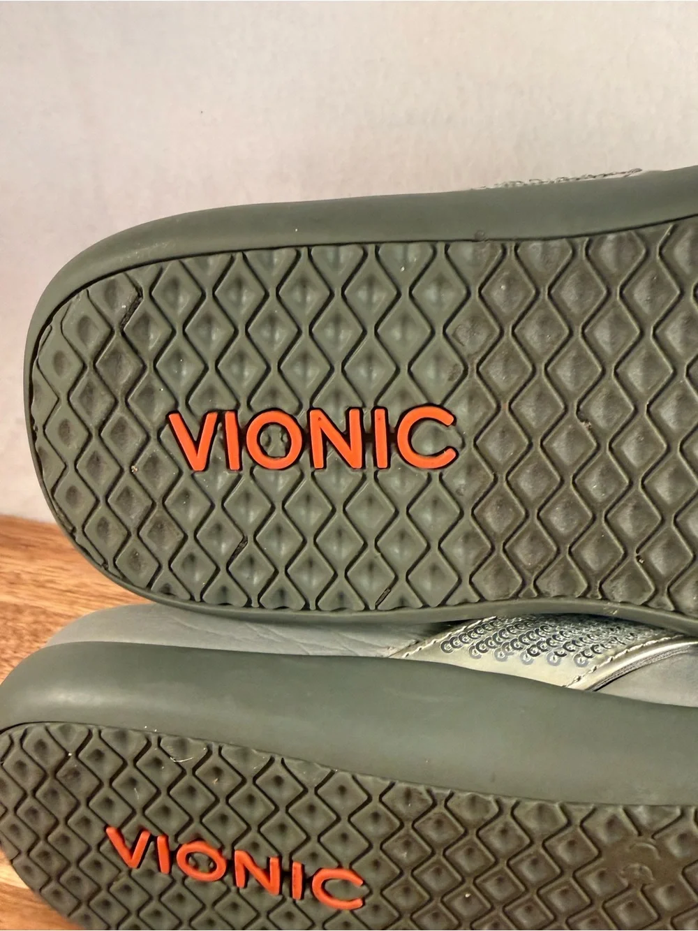 Vionic Tide Sequins Toe Post Sandal in Silver Size 10 NWOT